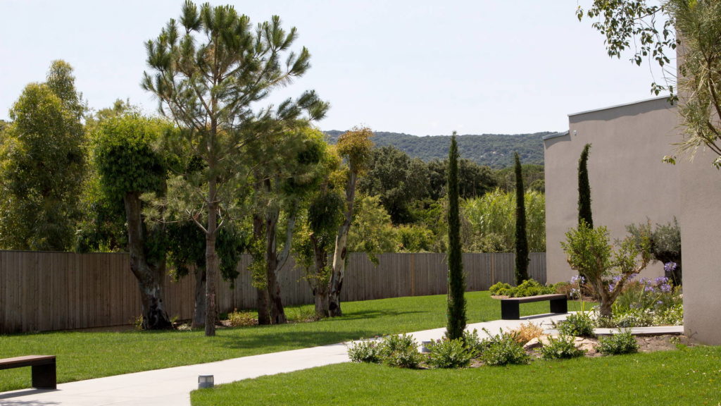 Jardin avec bancs - Résidence santa giulia - Costa Nera, 4 étoiles
