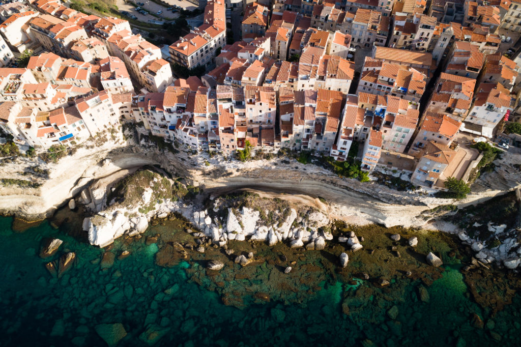 Maisons au sommet d'une falaise calcaire surplombant la Méditerranée - Séjour corse du sud - Costa Nera, 4 étoiles