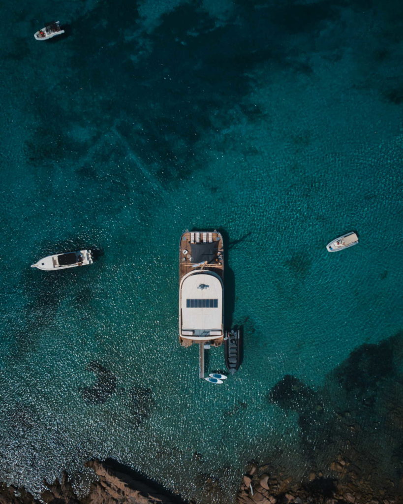 Vue drone sur un bateau - Location Plage santa giulia - Costa Nera, 4 étoiles